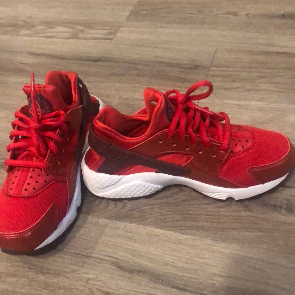 Red Nike Huarache size 6